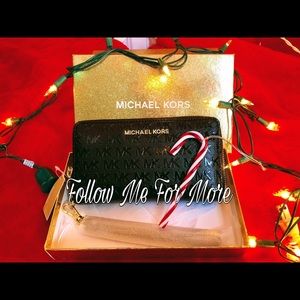 🎄Michael Kors Jet Set Multifunctional Wristlet🎄